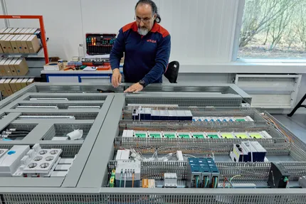 Medewerker van Unica werkt aan een regelkast