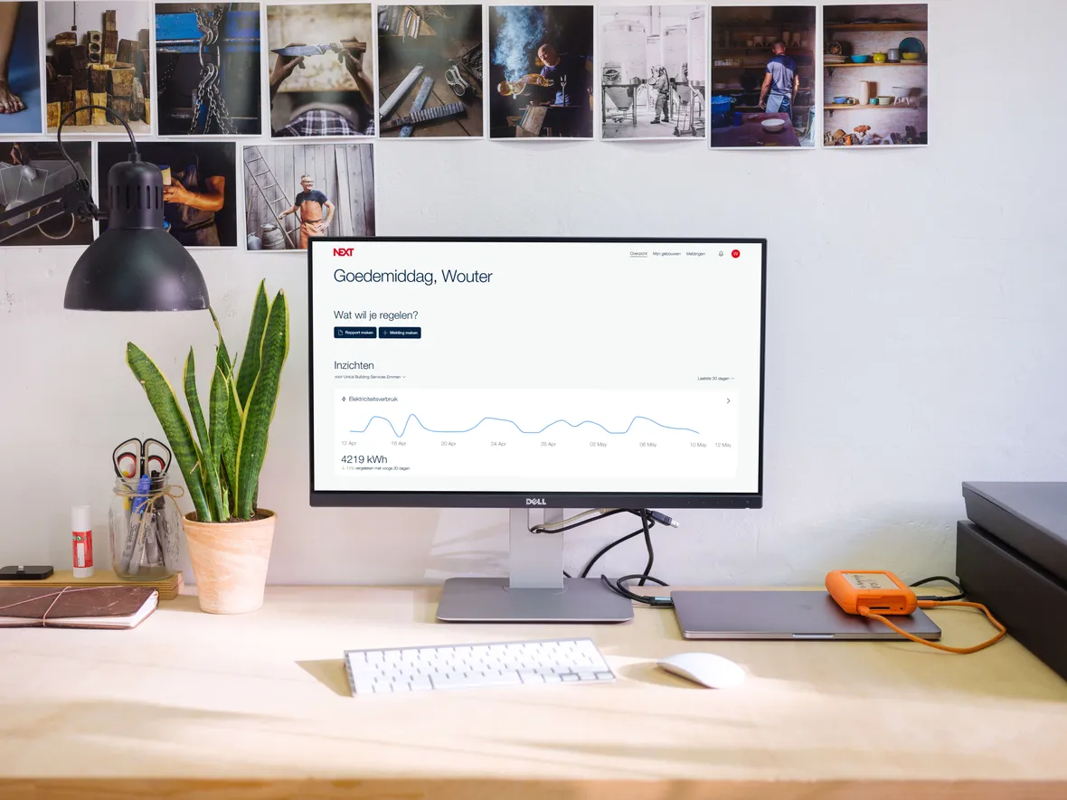 Desktop mockup met klantenportaal NEXT open