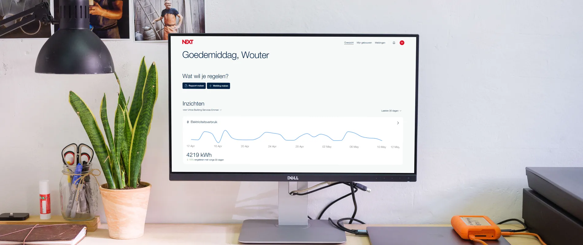 Desktop mockup met klantenportaal NEXT open
