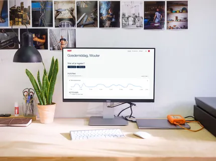 Desktop mockup met klantenportaal NEXT open