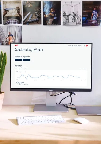 Desktop mockup met klantenportaal NEXT open