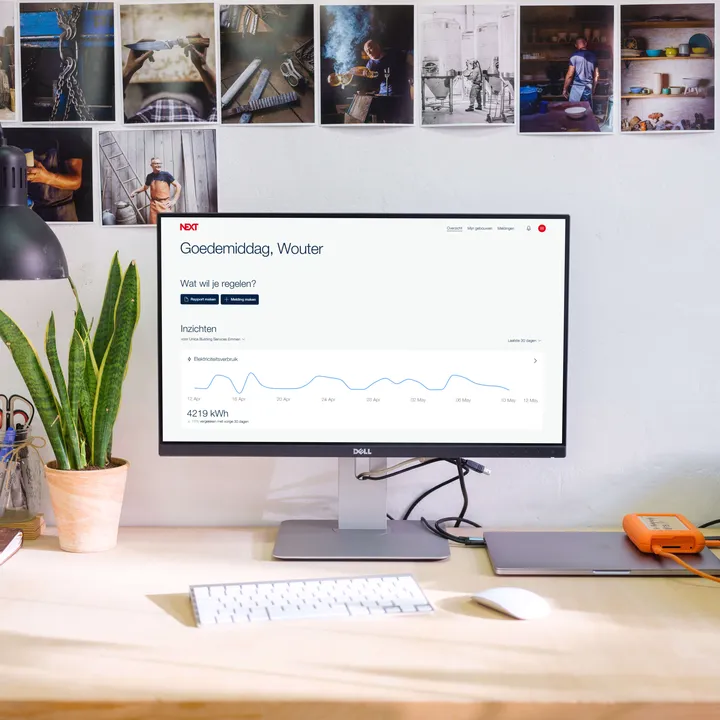 Desktop mockup met klantenportaal NEXT open