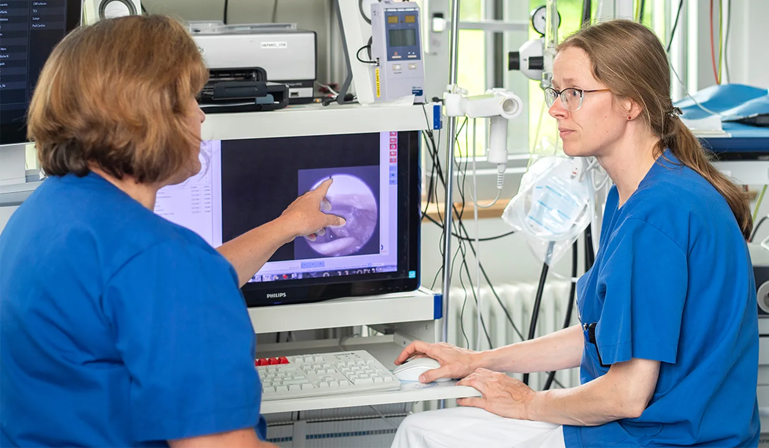 Eine Ärztin und eine Pflegefachkraft aus dem Hegau-Jugendwerk Gailingen in einem fachlichen Austausch zur diagnostischen Einschätzung