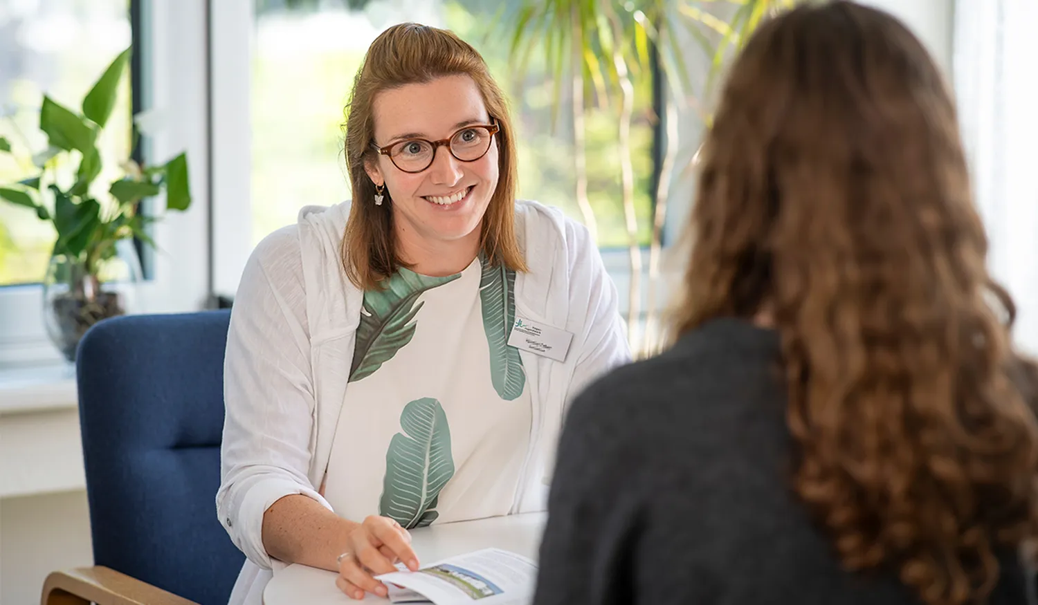 Rehaberaterin aus dem Hegau-Jugendwerk im Gespräch mit einer Rehabilitandin.