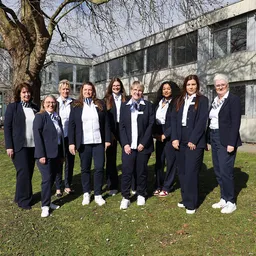 Gruppenfoto Team Patientenaufnahme und Belegungsmanagement Hegau-Jugendwerk Gailingen vor dem Verwaltungsgebäude.