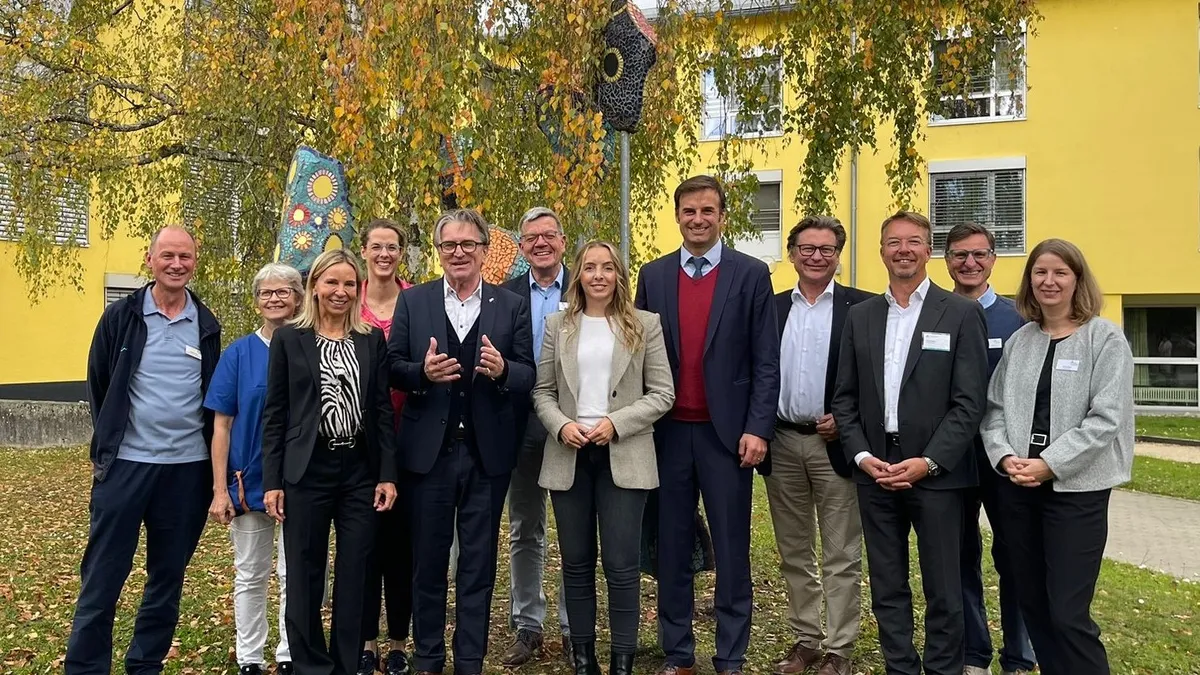 Großer Empfang für den Sozialminister Manne Lucha im Hegau-Jugendwerk (v.l.n.r.):  Stefan Daub, Dr. medic/IM Temeschburg Christine Schweikle, Barbara Martetschläger, Simone Bartosch, Manfred Lucha, Dr. Axel Galler, Saskia Frank, Landrat Zeno Danner, Dr. Thomas Auer, Bernd Sieber, Marcus Kaiser, Petra Wirth. Bild: Martina Fahr-Rackow