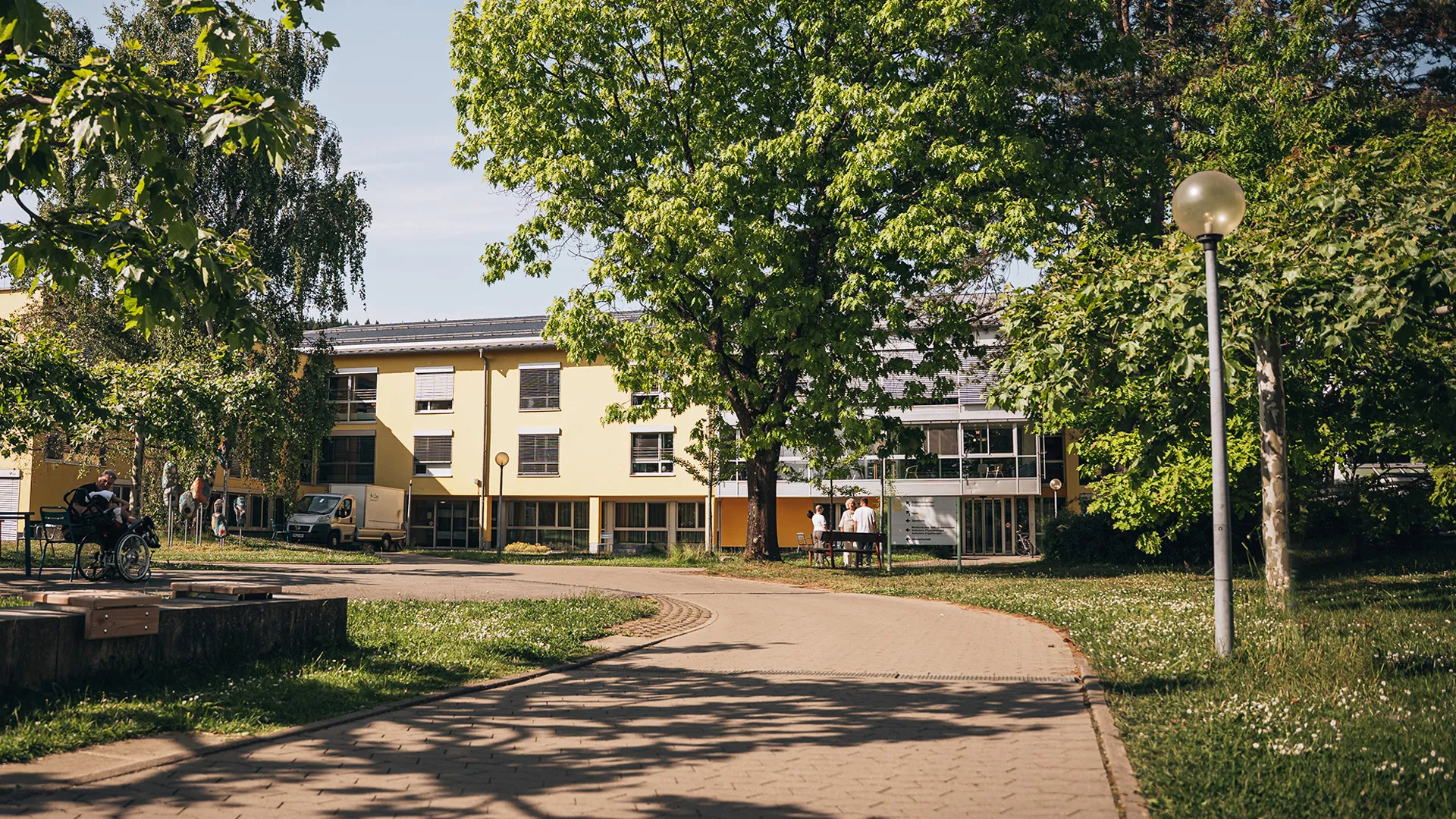 Außenansicht des Klinikgeländes des Hegau-Jugendwerks mit Blick auf das Haus B.