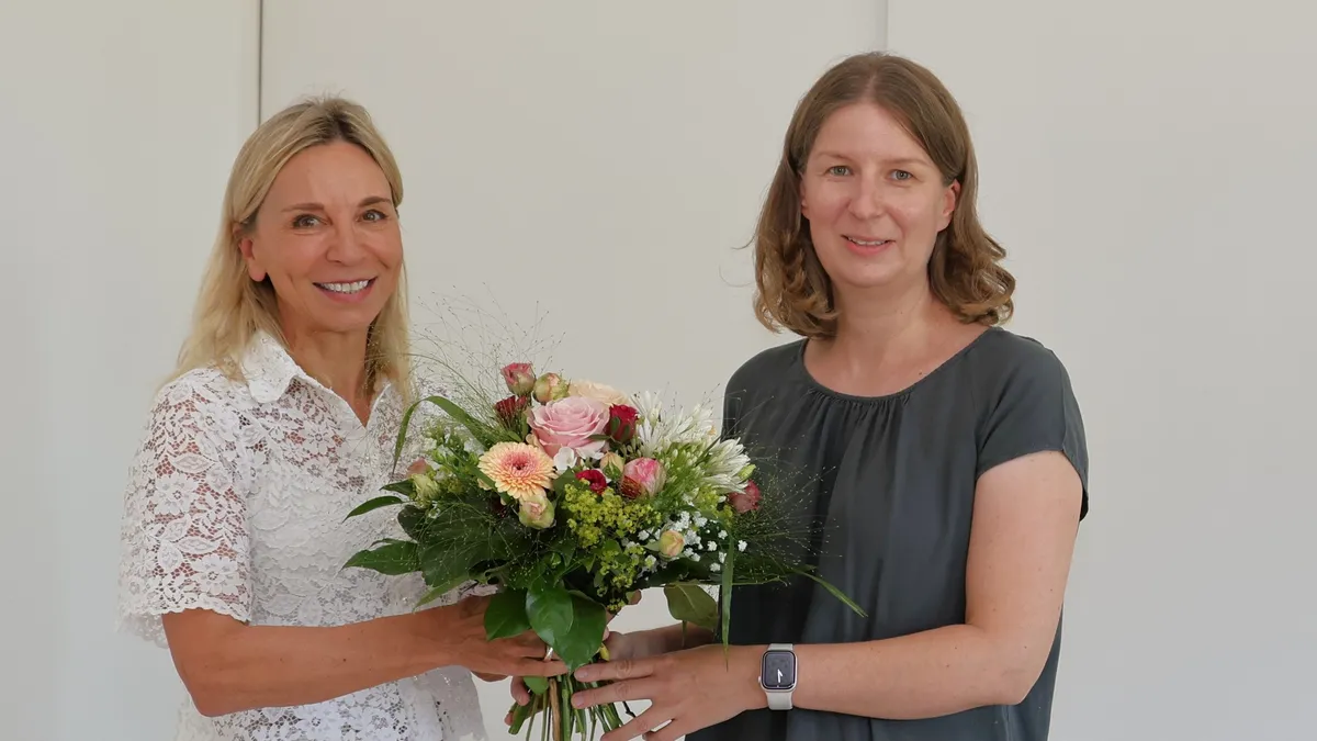 Petra Wirth (rechts) wird durch Barbara Martetschläger, Kaufmännische Direktorin, zur neuen Pflegedirektorin des Hegau-Jugendwerks ernannt.