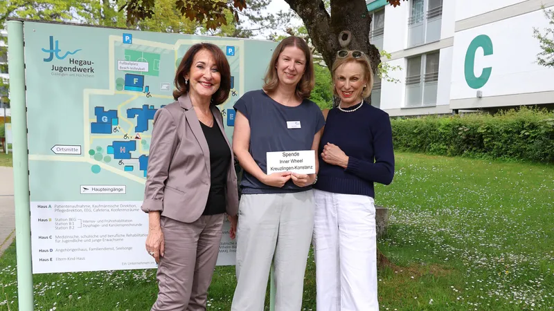 Mit einer großzügigen Spende hilft der Inner Wheel Club Kreuzlingen-Konstanz mit, für die kleinen Rehabilitanden im Hegau-Jugendwerk einen speziellen Gangtrainer anzuschaffen Die Spende übergaben an Pflegedirektorin Petra Wirth (Bildmitte) die Inner Wheel Vertreterinnen (vlnr) Gerlinde Kiefer und Ursula Kossmann.