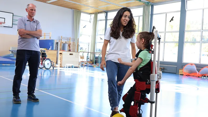 Ballspielen - endlich möglich Ausschnitt dank Exoskelett. Mit im Bild Stefan Daub, Leiter der Physiotheraie, und Marta Capataz von Marsi Bionics.