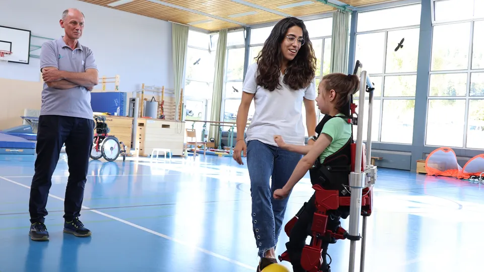 Ballspielen - endlich möglich Ausschnitt dank Exoskelett. Mit im Bild Stefan Daub, Leiter der Physiotheraie, und Marta Capataz von Marsi Bionics.