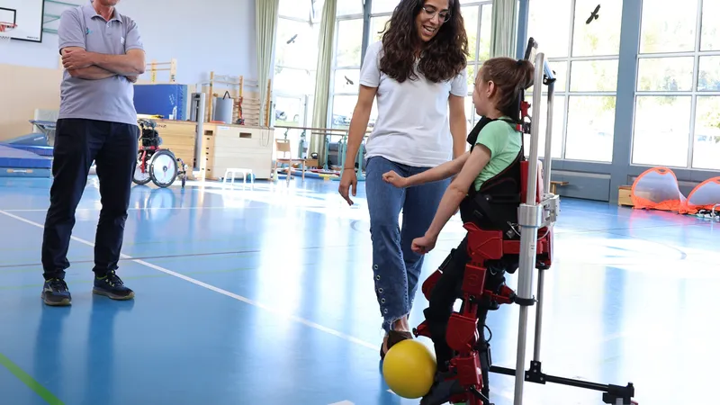 Präsentation des pädiatrischen Exoskeletts anhand einer kleinen Patientin. Mit im Bild Stefan Daub, Leiter der Physiotherapieabteilung, und Marta Capataz vom Hersteller Marsi Bionics