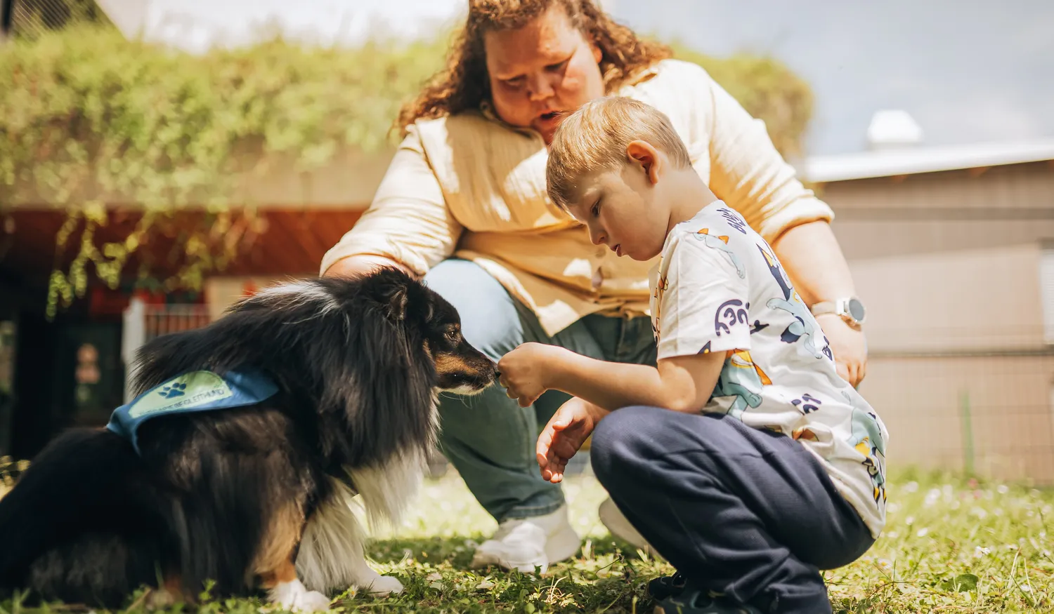 Eine Sozialpädagogin begleitet einen jungen Rehabilitanden bei der Tiergestützten Therapie.