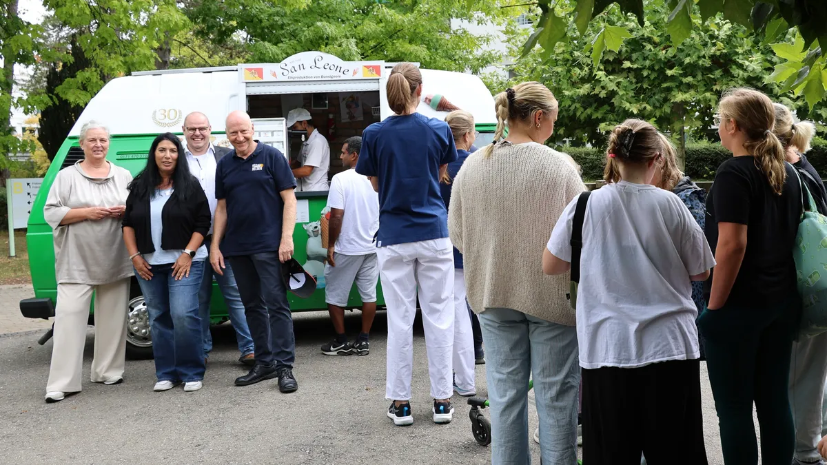 HegauHelden spenden Eis für alle im Hegau-Jugendwerk.
