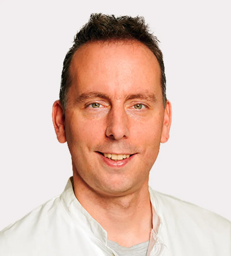 Dr. med.Stefan Bushuven DESA EDIC, Facharzt für Anästhesiologie, Zusatzbezeichnung Medizinhygiene, Intensiv-, Notfall- und Palliativmedizin, Ärztliches Qualitätsmanagement, Dysphagiediagnostik
