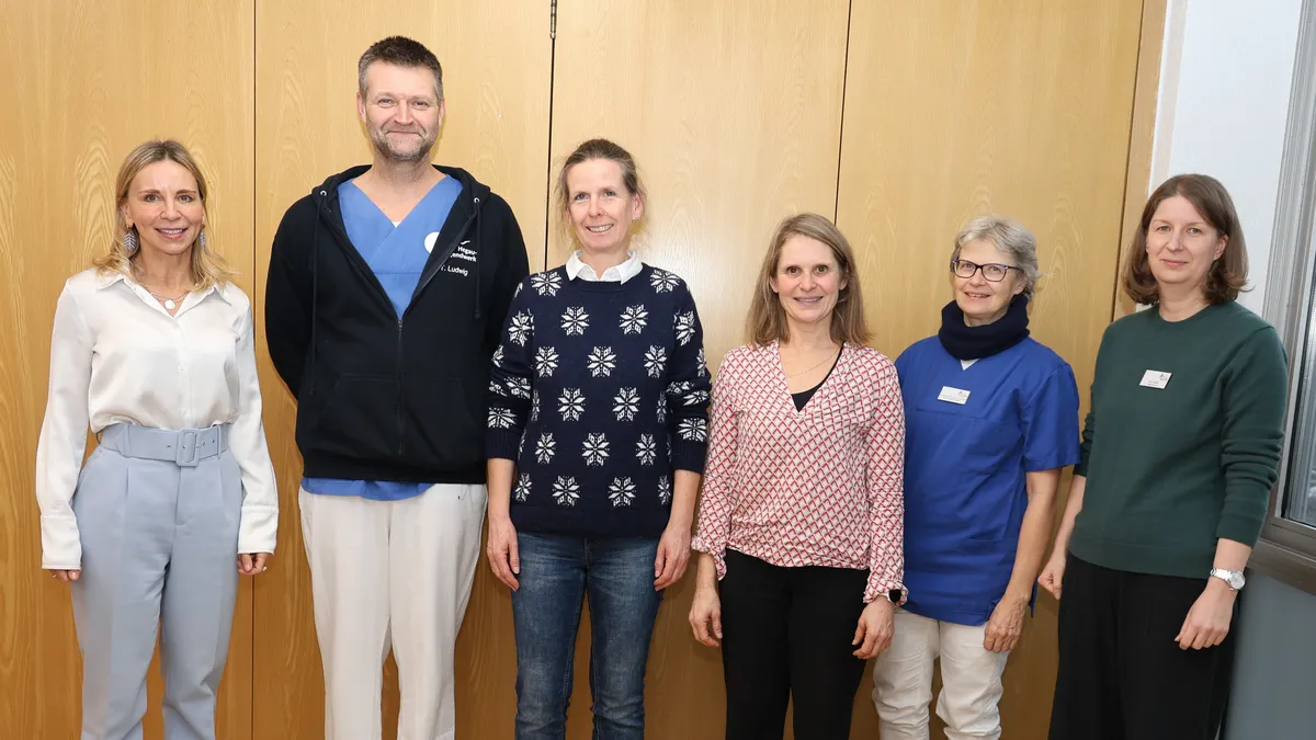 Auf 25 Jahre im öffentlichen Dienst bzw. im Hegau-Jugendwerk können: (ab 2.v.l.n.r) Fachkrankenpfleger und Praxisanleiter Torsten Ludwig, Physiotherapeutin Christine Zeller und Lehrerin Elisabeth Grässer zurückblicken. Die Glückwünsche kamen von Barbara Martetschläger (li außen), Kfm. Direktorin, Christine Schweikle, Ärztliche Leiterin, und Pflegedirektorin Petra Wirth (re außen). Bild: