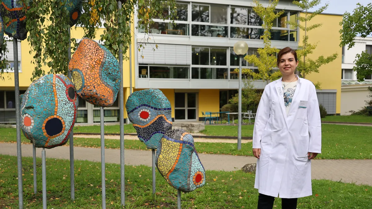 Mit einem neuen Angebot dank der speziellen Expertise der Kinderneurochirurgin Dr. Vasiliki Kalliri verbessert das Hegau-Jugendwerk sein Angebot für seine Patienten.