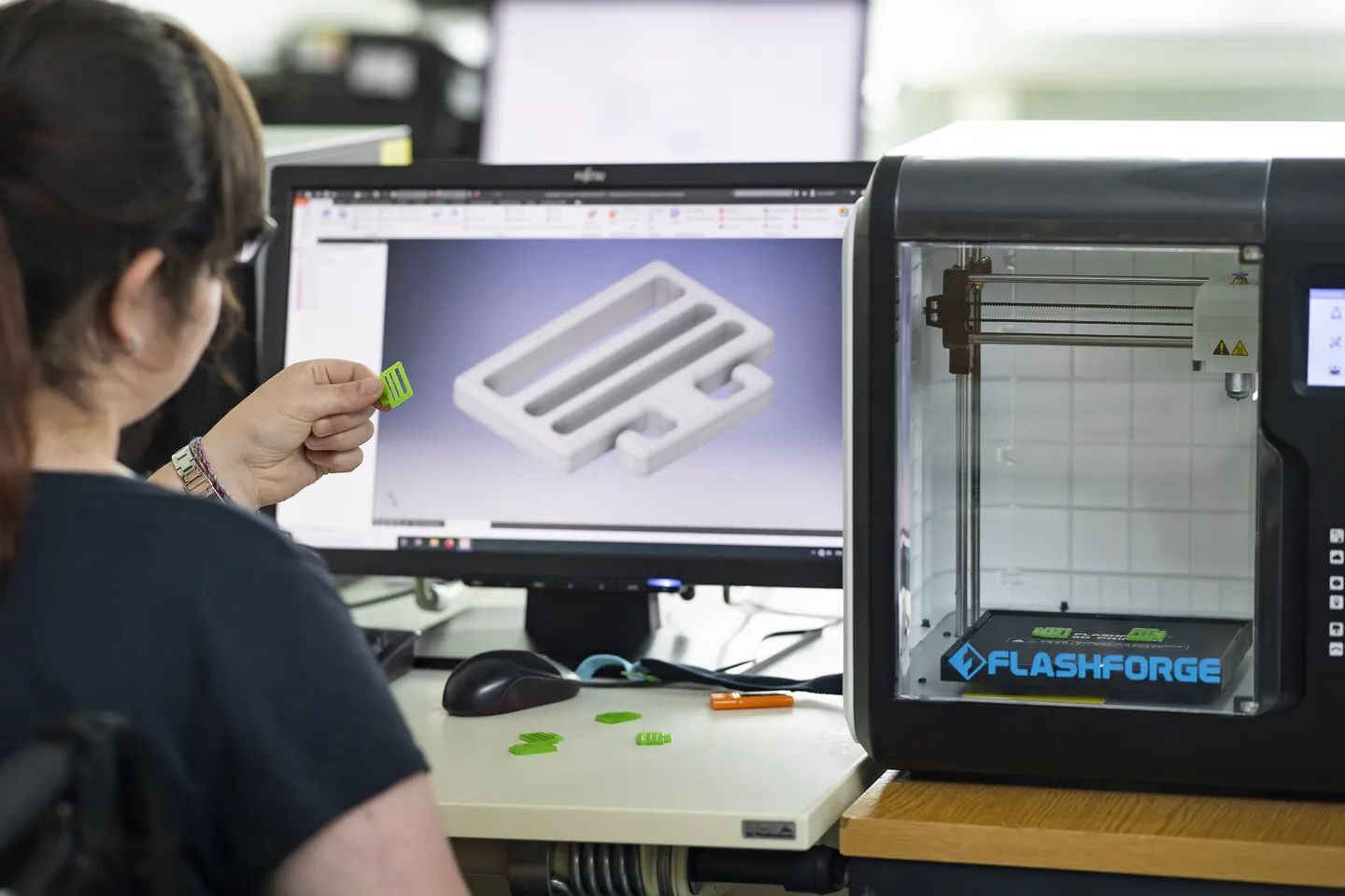 Rehabilitandin am 3D-Drucker im Bereich Technische Kommunikation und Medien der Berufstherapie im Hegau-Jugendwerk Gailingen.