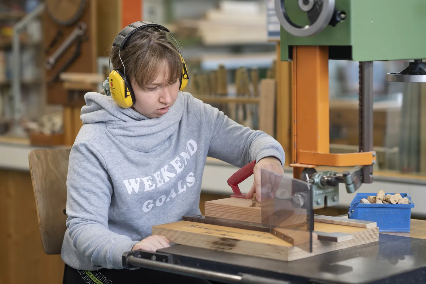 Rehabilitandin bei handwerklicher Tätigkeit in der Holztechnik der Berufstherapie im Hegau-Jugendwerk Gailingen.