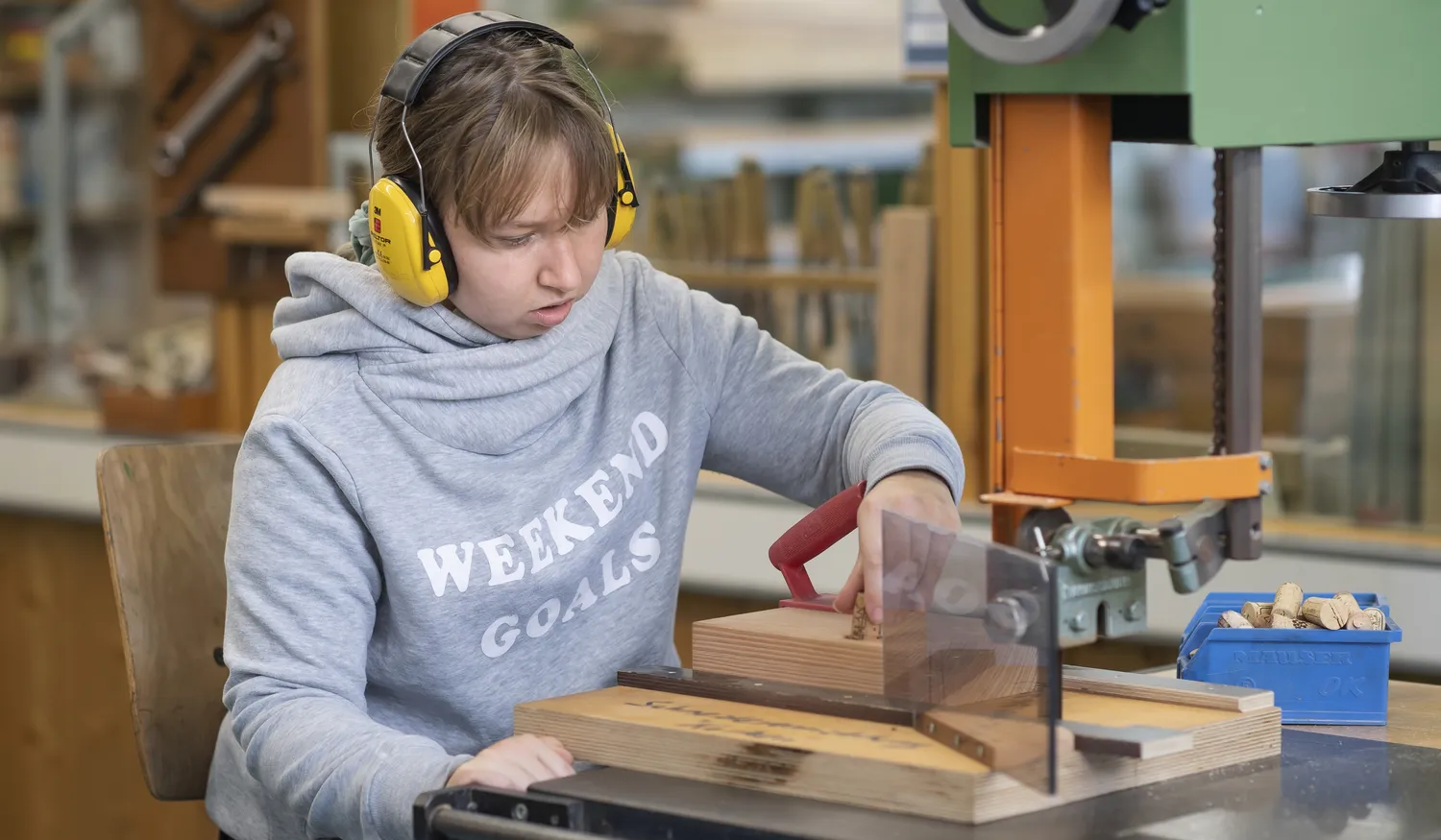 Junge Rehabilitandin bei einer berufstherapeutische Maßnahme in der Holztechnik im Hegau-Jugendwerk Gailingen