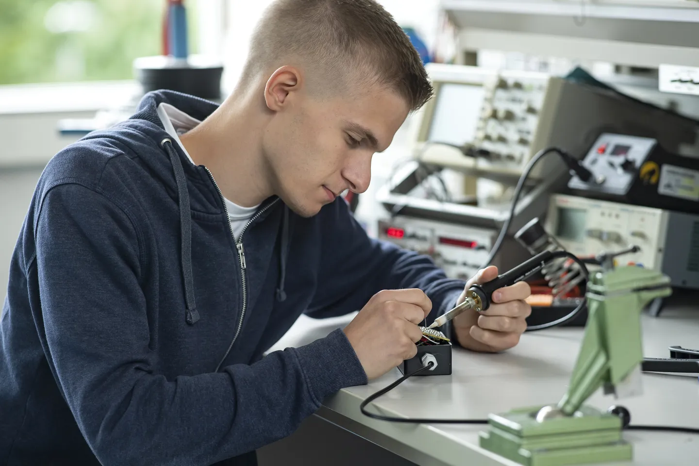 Rehabilitand beim Löten im Bereich Elektrotechnik im Rahmen der Berufstherapie im Hegau-Jugendwerk Gailingen.