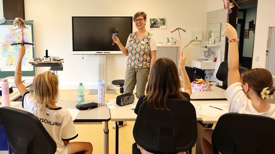 Die Schreibwerkstatt mit Antje Tresp-Welte im Rahmen des Sommerferienprogramms macht kreativen Kindern Spaß!