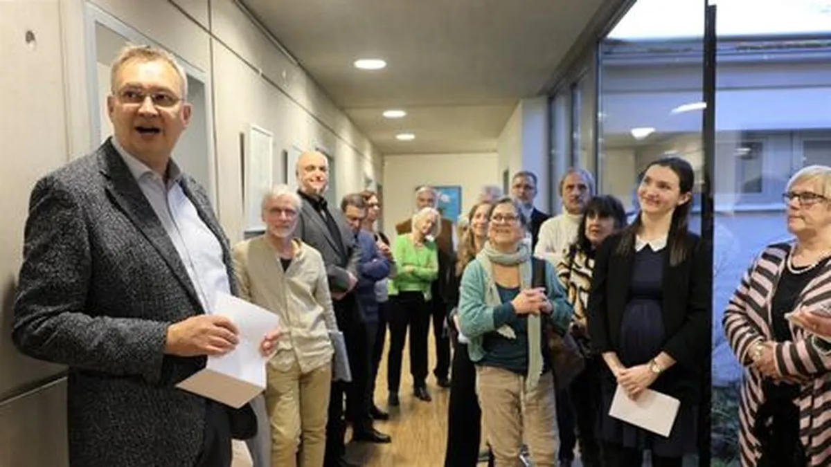 Gut besuchte Vernissage der Ausstellung "Bilder aus der Zwischenzeit".