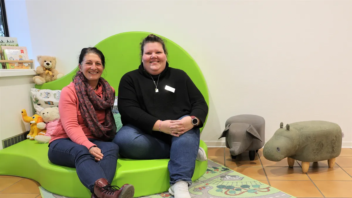 Das Team der grünen Gruppe freut sich über das neu gestaltete Spielzimmer