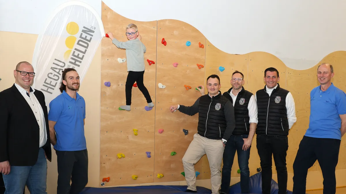 Die neue Boulder-Wand ermöglicht therapeutisches Klettern dank Spenden der Fördervereins HegauHelden und dem Round Table 1119. porttherapeuten des Hegau-Jugendwerks (HJW). Die lang ersehnte Boulder Indoor Kletterwand konnte dank der Unterstützung des Fördervereins HegauHelden und von Round Table 1119 Singen realisiert werden.