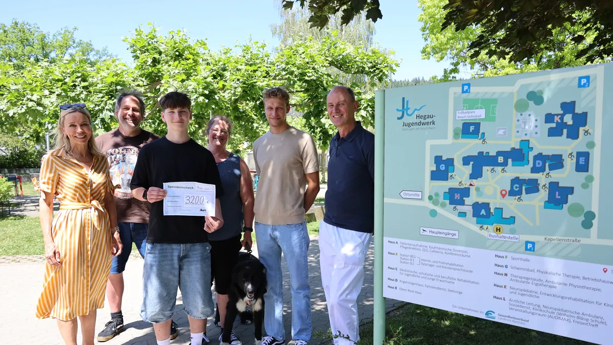 Über das große Engagement des ehemaligen Rehabilitanden Matti Beierstettel (vorne Mitte) freuen sich (v.l.n.r.) Barbara Martetschläger, Kfm. Direktorin des Hegau-Jugendwerks, Patientenvater Hendrik Beierstettel, Patientenmutter Melanie Landerk-Beierstettel, Physiotherapeut Jonas Olschewski und Stefan Daub, Leiter der Physiotherapie.