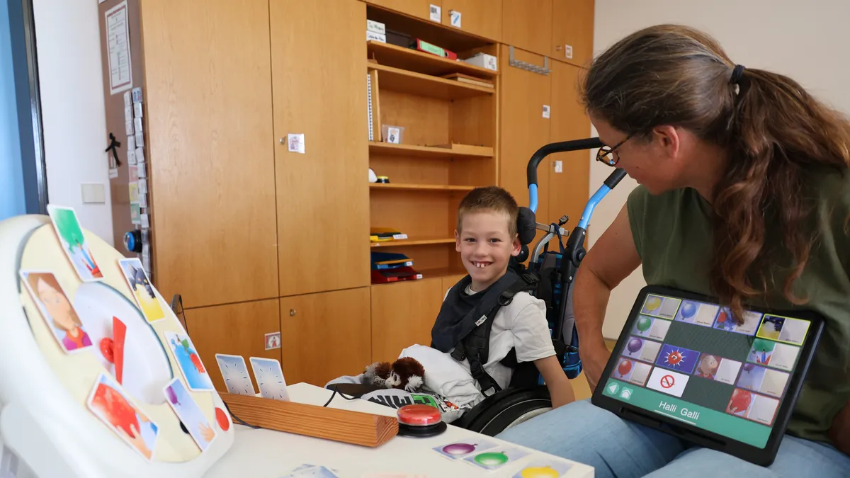 Das Arbeiten mit der mobilen Teilhabebox macht Patient wie Therapeutin gleichermaßen Spa
