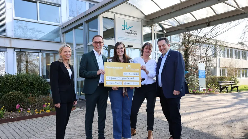 Michael Back (2.v.li) überbrachte eine großzügige Spende der BBBank-Stiftung an (v.l.n.r) Barbara Martetschläger, Kfm. Direktorin, Ilona Meschenmoser und Tanja Kranz (beide Fundraising) und Personalleiter Marcus Schreiber.