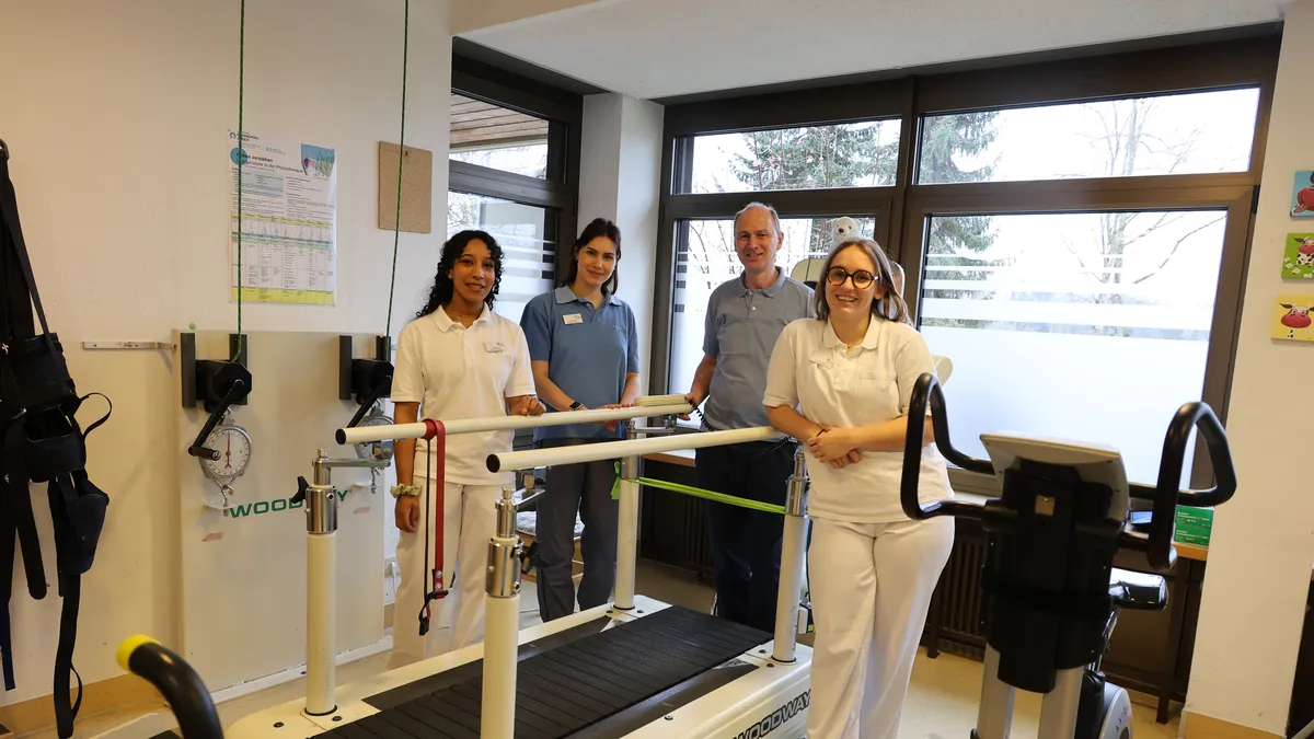Französische Auszubildende lernen in der Physiotherapie des HJW.