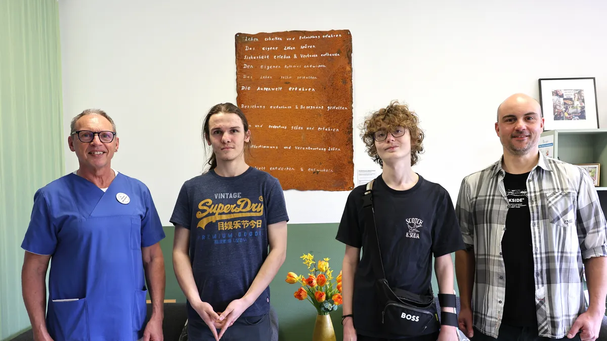 Thomas Wörsdörfer (li außen) hat ein besonderes Kunstwerk initiiert, das (v.l.n.r) Luca, William und Leon (nicht im Bild) unter der Leitung von Berufstherapeut Heiko Rudolf in der Metallwerkstatt des Hegau-Jugendwerks angefertigt haben.