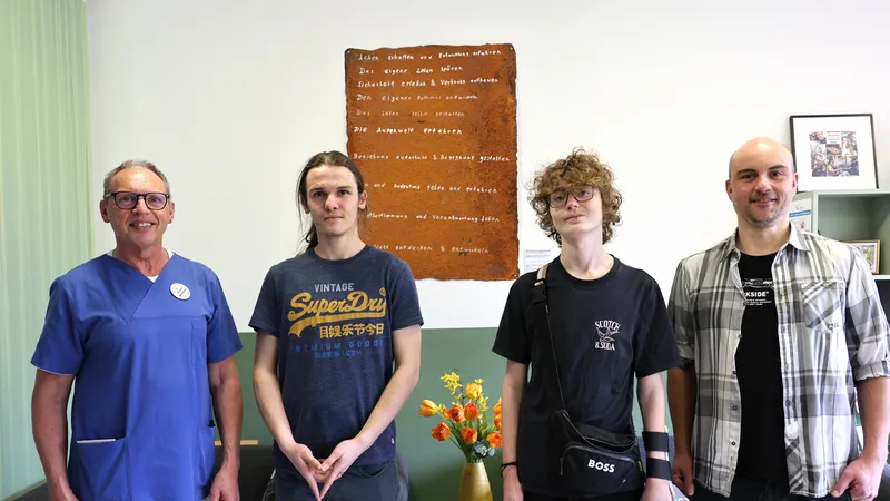 Thomas Wörsdörfer (li außen) hat ein besonderes Kunstwerk initiiert, das (v.l.n.r) Luca, William und Leon (nicht im Bild) unter der Leitung von Berufstherapeut Heiko Rudolf in der Metallwerkstatt des Hegau-Jugendwerks angefertigt haben.