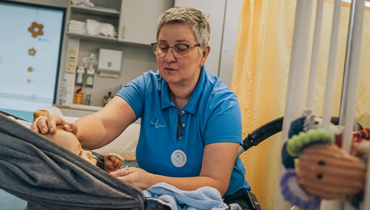 Logopädin im Hegau-Jugendwerk bei der Behandlung eines Kleinkinds auf der Station der Frührehabilitation.