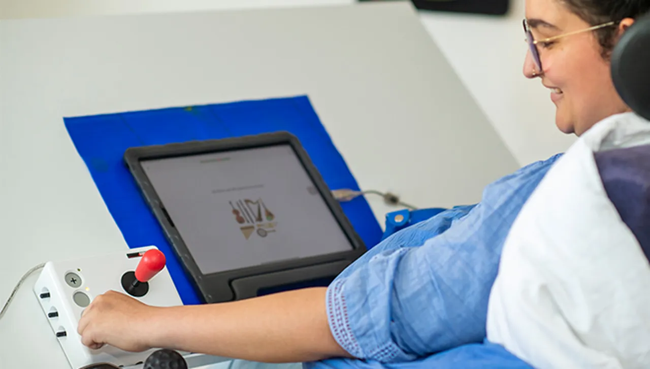 Technische Kommunikation in der Berufstherapie im Hegau-Jugendwerk: Eine junge Rehabilitandin arbeitet an Aufgaben hierzu.