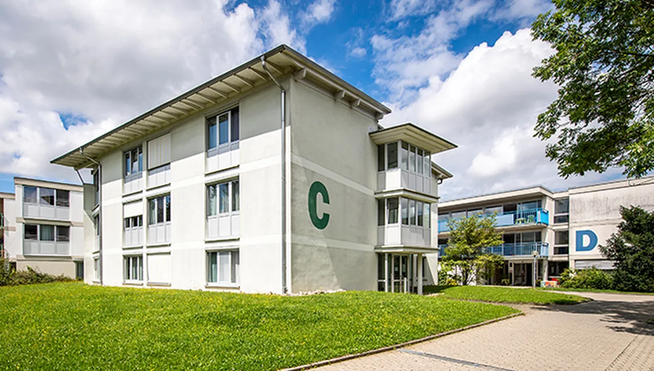 Haus C im Hegau-Jugendwerk mit Angehörigenhaus Haus D im rechten Hintergrund.