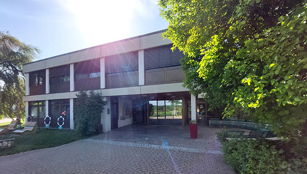 Haus K des Hegau-Jugendwerks mit Sonnenliegen links vom Eingang.