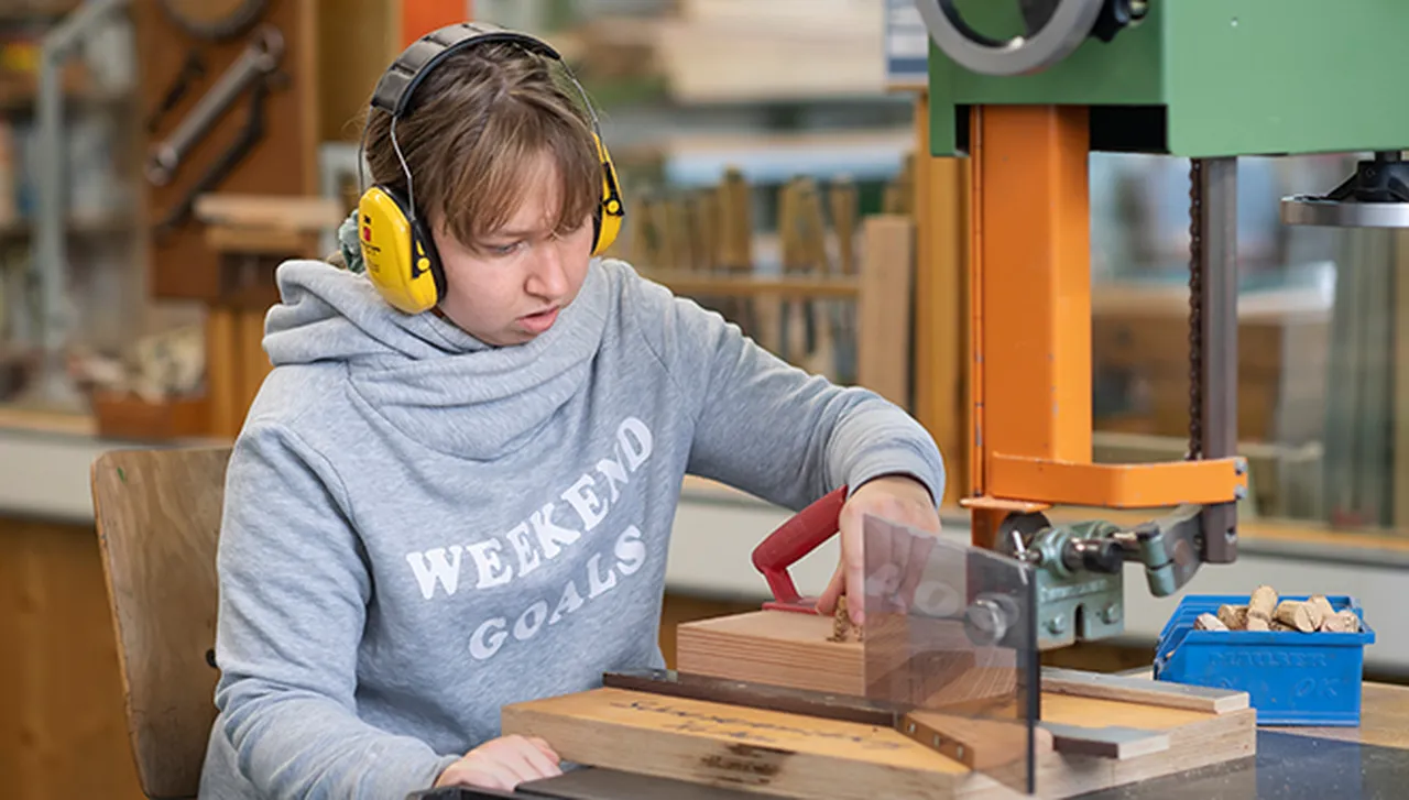 Rehabilitandin bei berufstherapeutischen Maßnahmen im Bereich Holztechnik im Hegau-Jugendwerk.