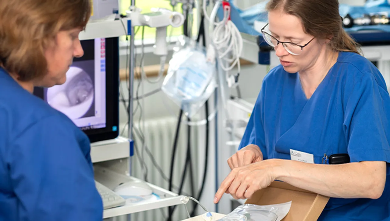 Ärztliche Expertise: Zwei Ärztinnen beraten sich im Hegau-Jugendwerk.