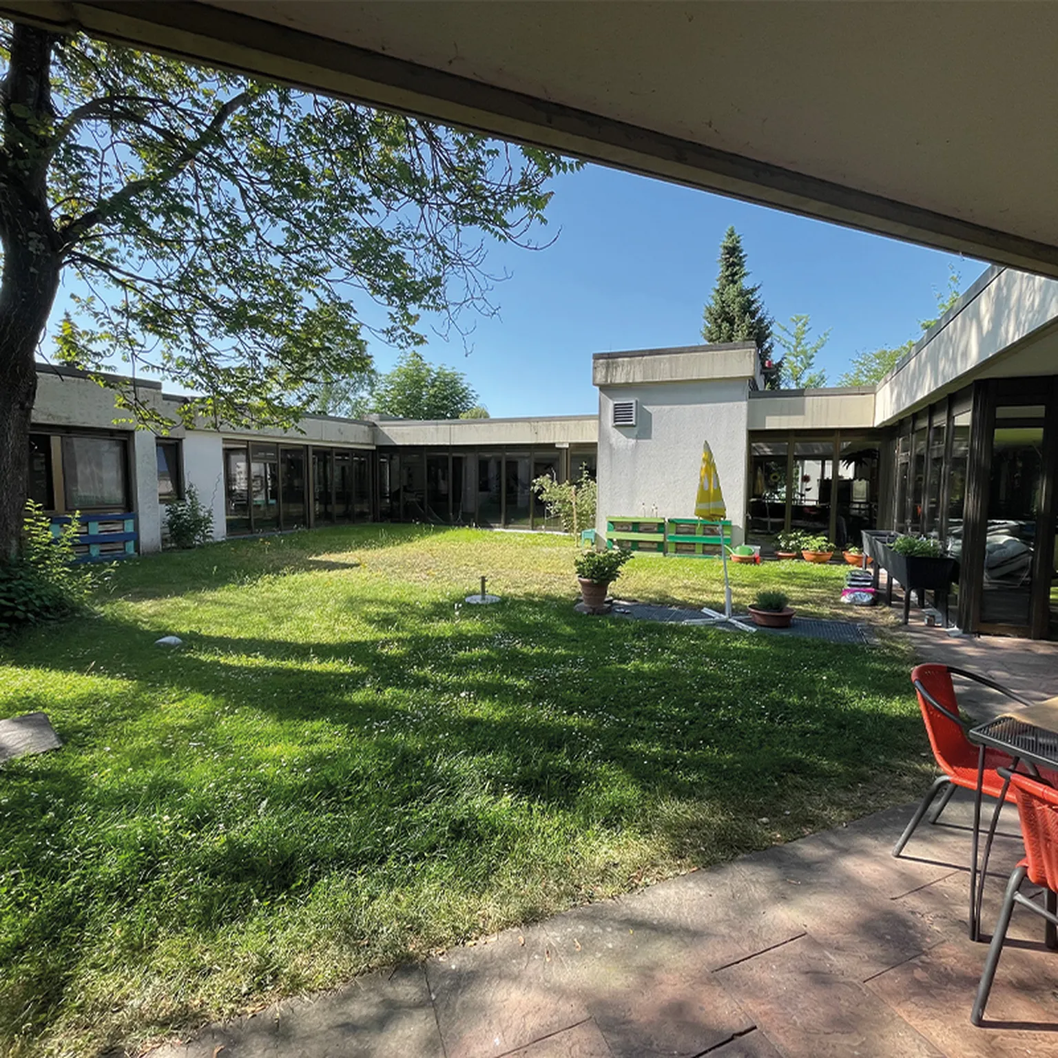 Innenliegender, kleiner Garten im Haus K des Hegau-Jugendwerks, der im Rahmen eines Spendenprojekts neu gestaltet werden soll.