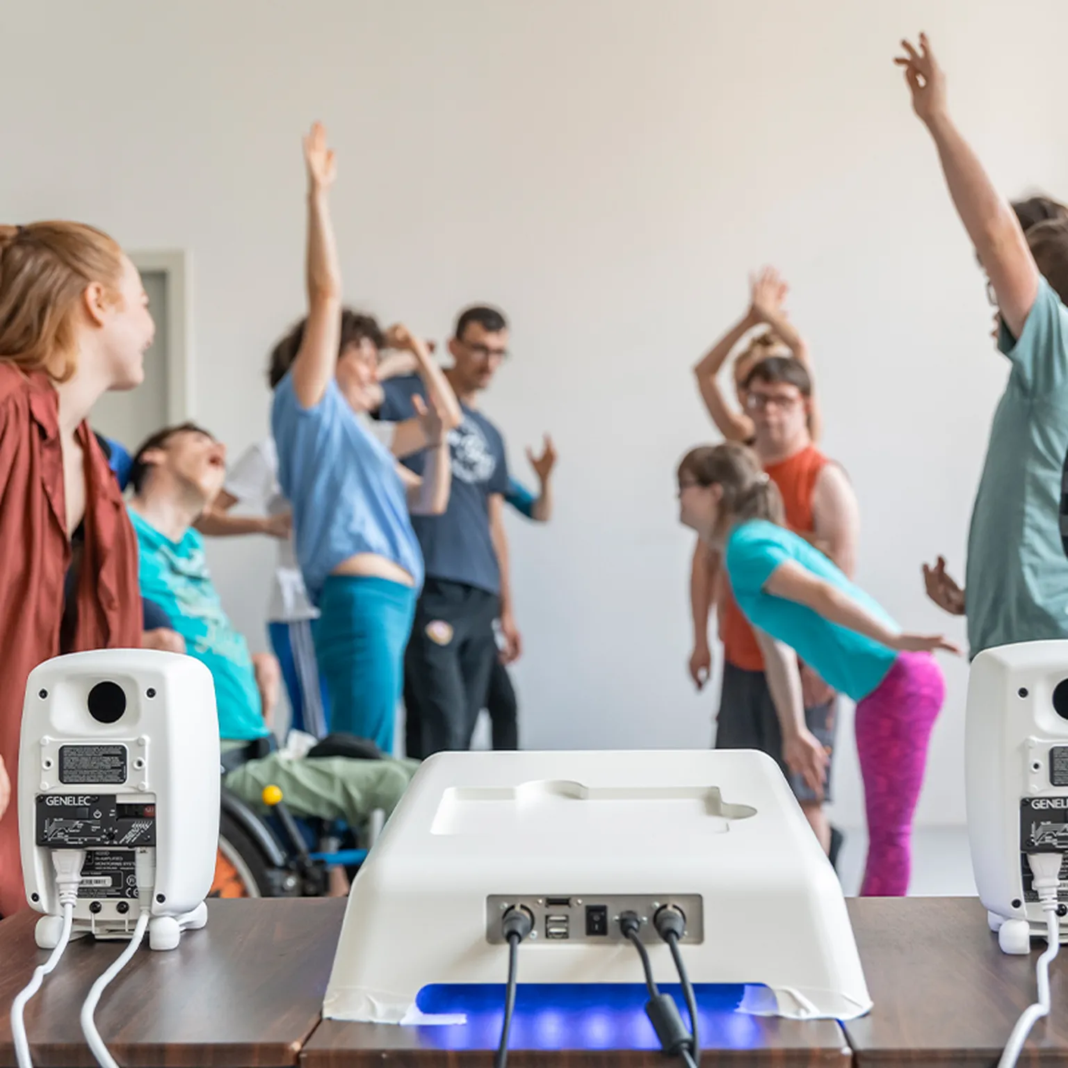 Der MotionComposer im Einsatz: Kinder und Jugendliche tanzen vor dem Gerät und erleben Bewegung auf neue Weise.