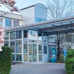 Eingangsbereich des Hegau-Jugendwerks Gailingen, neurologisches Krankenhaus und Rehabilitationszentrum