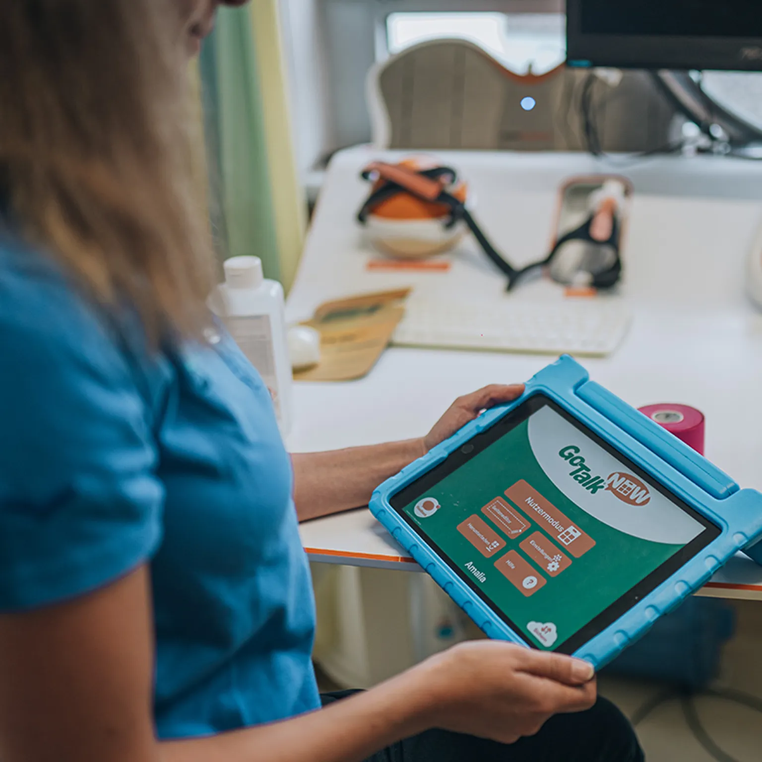 Ergotherapeutin im Hegau-Jugendwerk mit einem Talk Pad für das Programm go talk now.