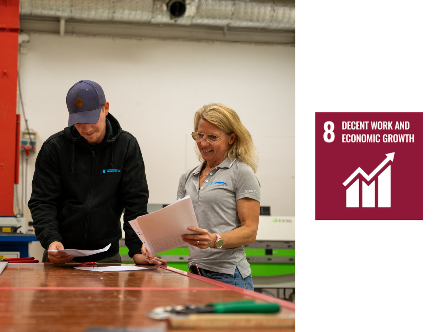 Das Bild zeigt zwei Personen in einer Werkstatt, die eine Zeichnung betrachten, sowie das Symbol der Agenda 2030, Ziel 8: Menschenwürdige Arbeit und Wirtschaftswachstum.