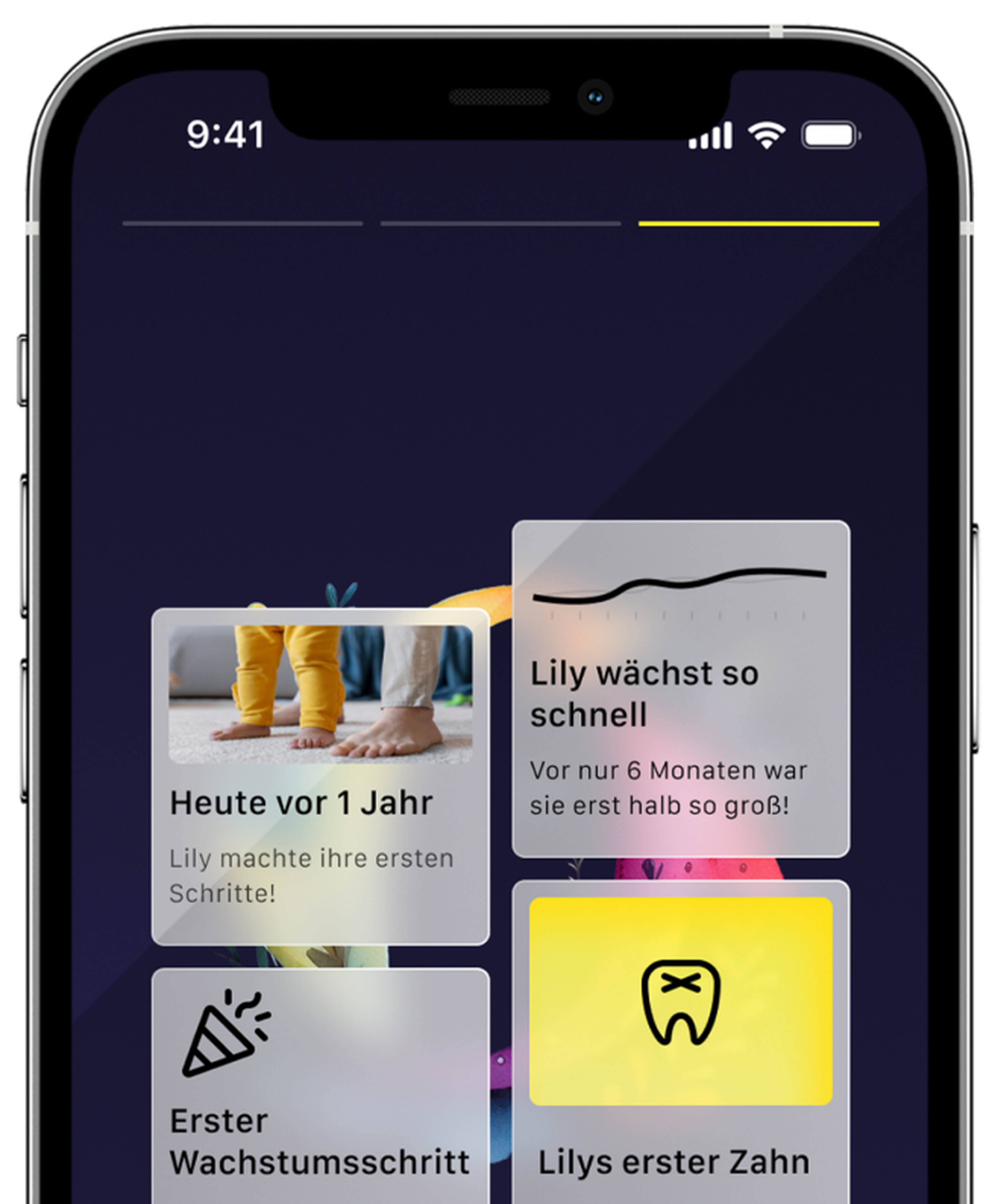 Startseite der MyPhi mit Kacheln zu Entwicklungsschritten. Zu sehen sind: „Heute vor 1 Jahr – Lily machte ihre ersten Schritte!“, „Lilys erster Zahn“, „Erster Wachstumsschritt“ und „Lily wächst so schnell“. Farbige Illustrationen und Fotos ergänzen die Inhalte.