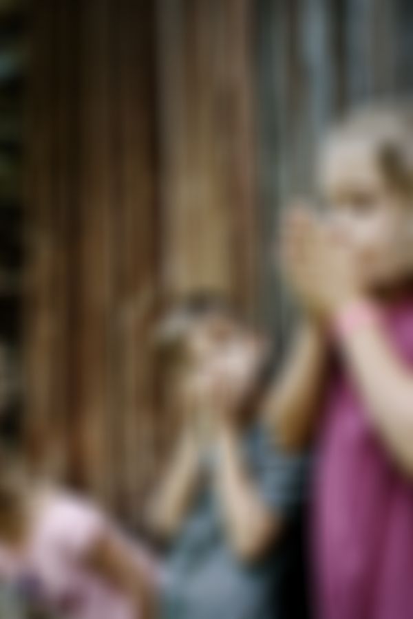 Spielende Kinder, die versuchen, mit Ihren Händen ein Geräusch zu machen.