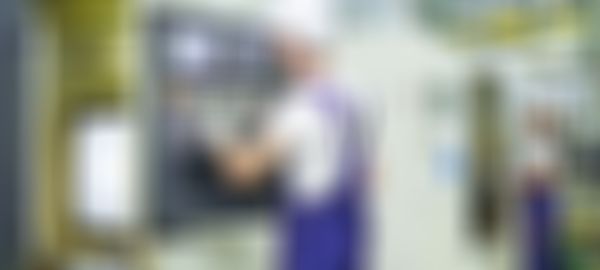 Fachpersonal steuert komplexe CNC-Fertigungsprozesse.