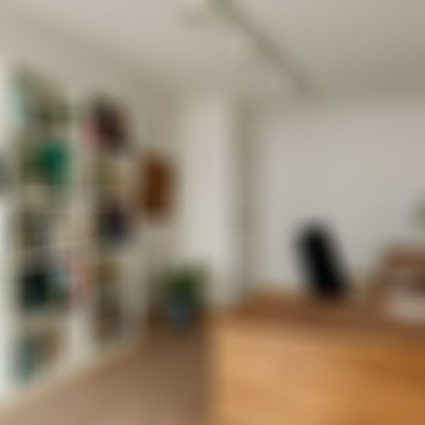 Büroraum mit Schreibtisch, Schreibtischstuhl, Schrank mit Akten